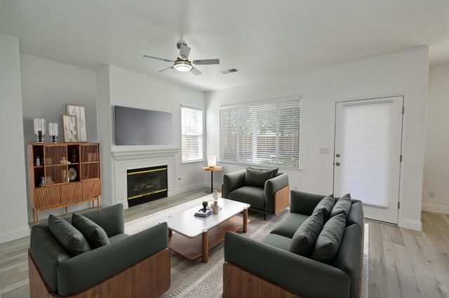 878 N Ash Avenue, Clovis, CA 93611