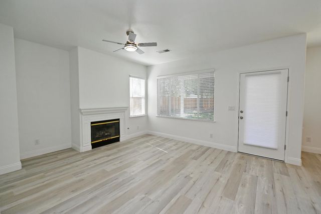 878 N Ash Avenue, Clovis, CA 93611