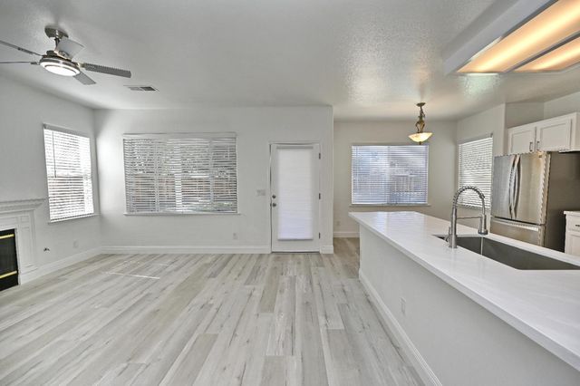 878 N Ash Avenue, Clovis, CA 93611