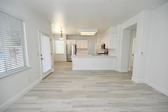 878 N Ash Avenue, Clovis, CA 93611