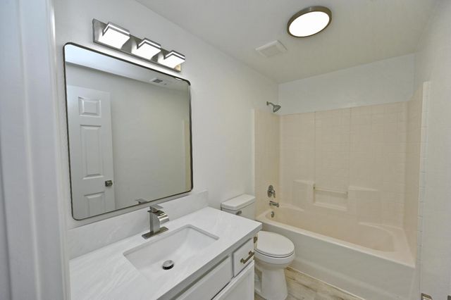 878 N Ash Avenue, Clovis, CA 93611