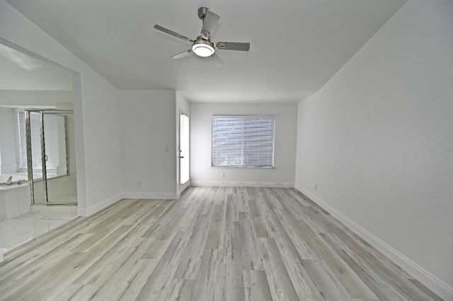 878 N Ash Avenue, Clovis, CA 93611