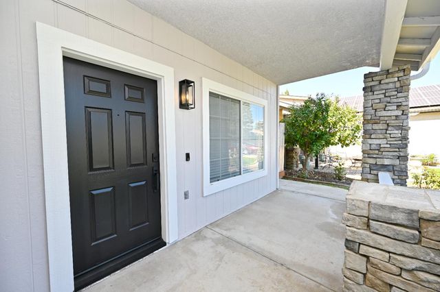 878 N Ash Avenue, Clovis, CA 93611