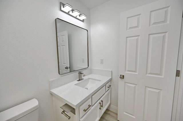 878 N Ash Avenue, Clovis, CA 93611