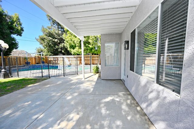 878 N Ash Avenue, Clovis, CA 93611