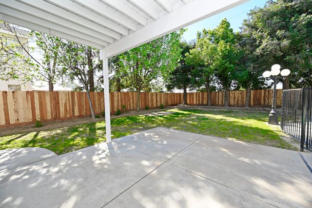 878 N Ash Avenue, Clovis, CA 93611