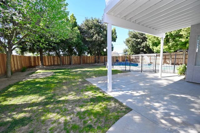 878 N Ash Avenue, Clovis, CA 93611