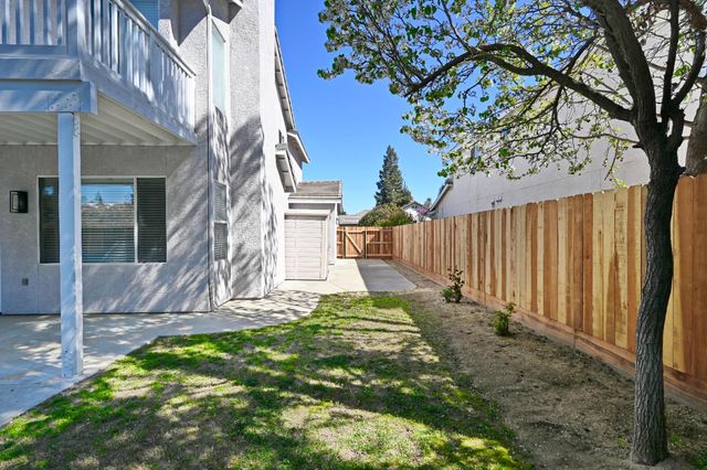 878 N Ash Avenue, Clovis, CA 93611