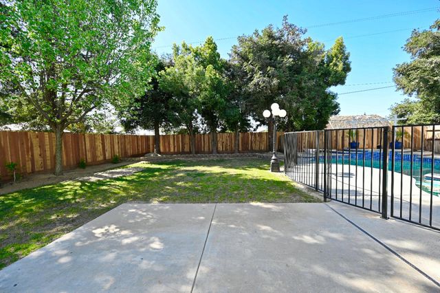 878 N Ash Avenue, Clovis, CA 93611