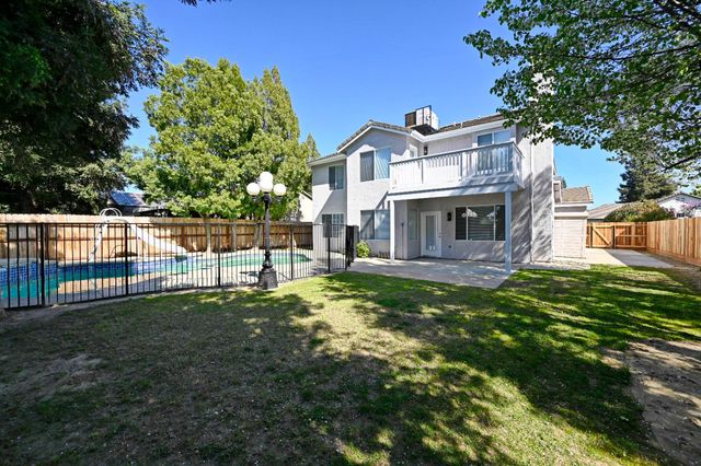 878 N Ash Avenue, Clovis, CA 93611