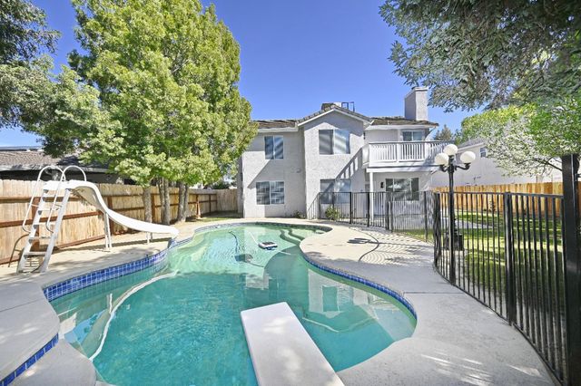 878 N Ash Avenue, Clovis, CA 93611