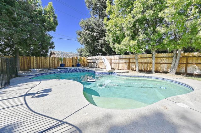 878 N Ash Avenue, Clovis, CA 93611
