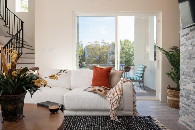 911 Thompson Street, Houston, TX 77007