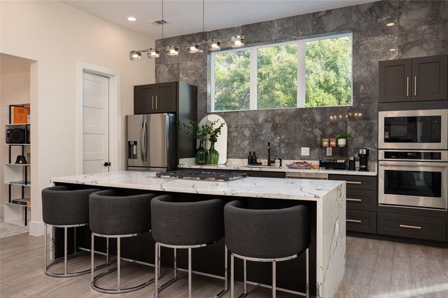 911 Thompson Street, Houston, TX 77007