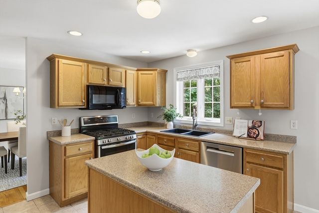 139 Autumn Rd, Dracut, MA 01826