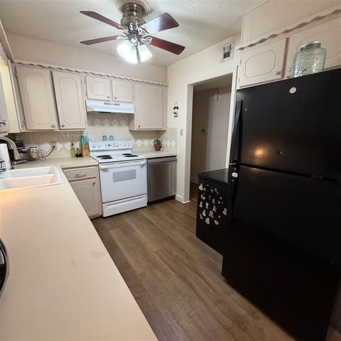 221 W Kansas St, Walters, OK 73572