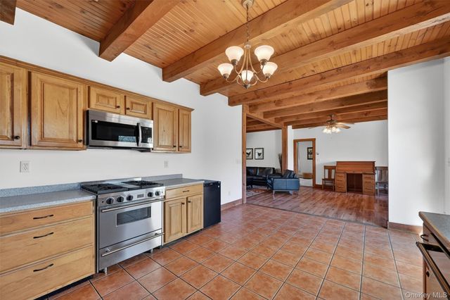 130 Dunthorne Drive, Bloomingburg, NY 12721