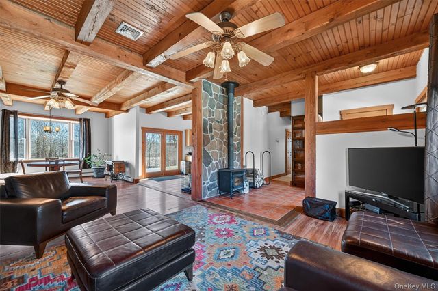 130 Dunthorne Drive, Bloomingburg, NY 12721