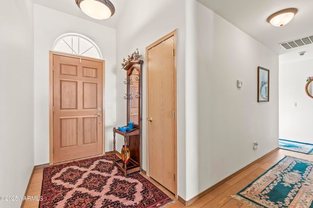 216 Santa Roza Dr, Yakima, WA 98901