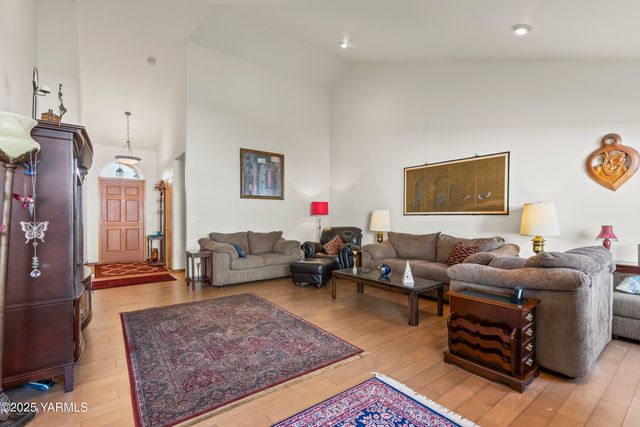 216 Santa Roza Dr, Yakima, WA 98901