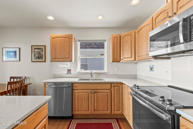 216 Santa Roza Dr, Yakima, WA 98901