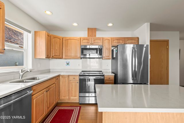 216 Santa Roza Dr, Yakima, WA 98901