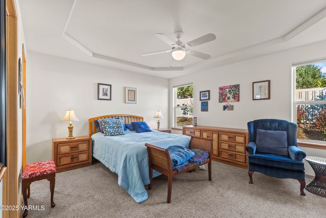 216 Santa Roza Dr, Yakima, WA 98901