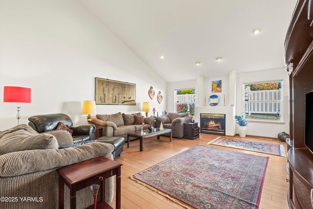 216 Santa Roza Dr, Yakima, WA 98901