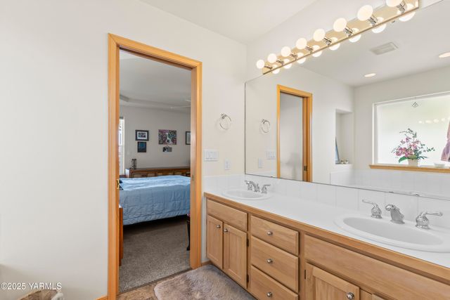 216 Santa Roza Dr, Yakima, WA 98901