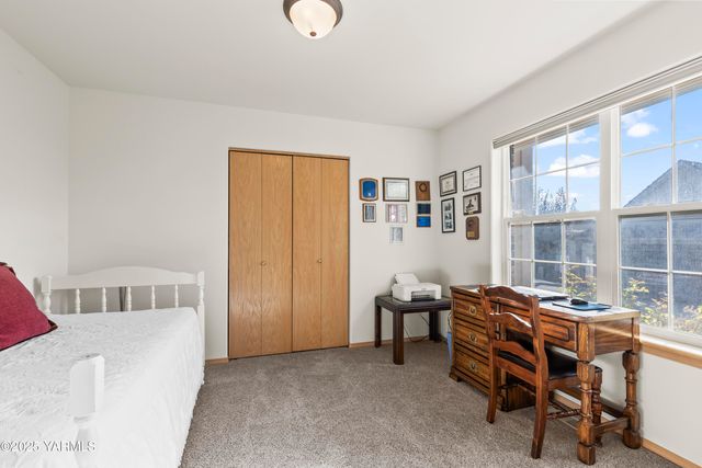 216 Santa Roza Dr, Yakima, WA 98901