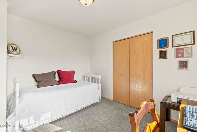 216 Santa Roza Dr, Yakima, WA 98901