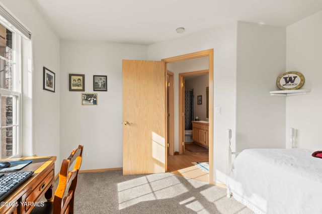 216 Santa Roza Dr, Yakima, WA 98901