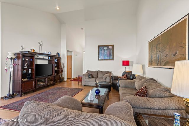 216 Santa Roza Dr, Yakima, WA 98901