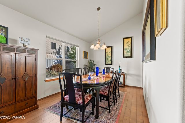 216 Santa Roza Dr, Yakima, WA 98901