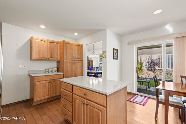 216 Santa Roza Dr, Yakima, WA 98901