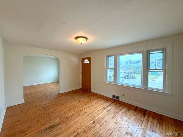 221 Evergreen Pl, Cheektowaga, NY 14225