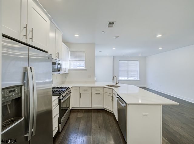 67 Veterans Way, Morris Plains Boro, NJ 07950