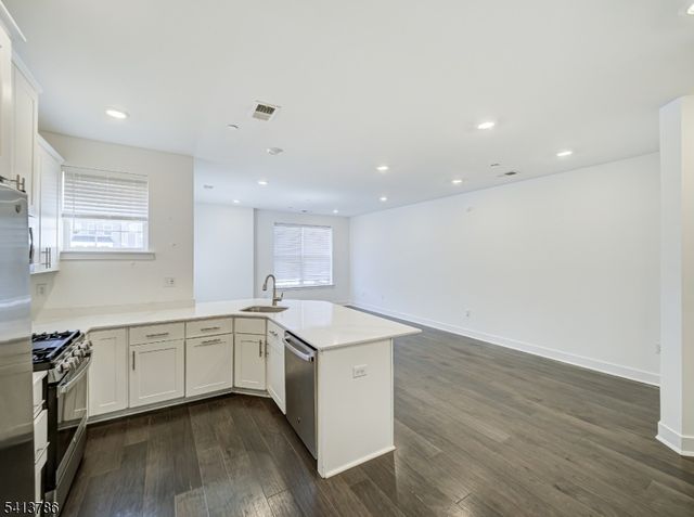 67 Veterans Way, Morris Plains Boro, NJ 07950