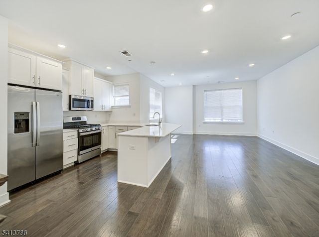 67 Veterans Way, Morris Plains Boro, NJ 07950