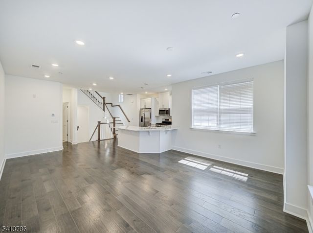 67 Veterans Way, Morris Plains Boro, NJ 07950