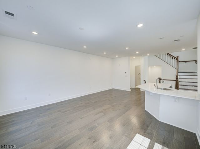 67 Veterans Way, Morris Plains Boro, NJ 07950