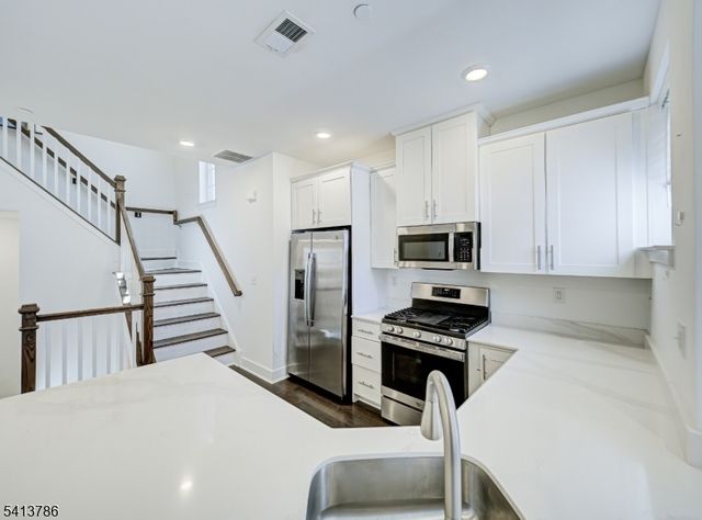 67 Veterans Way, Morris Plains Boro, NJ 07950