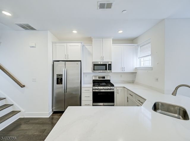 67 Veterans Way, Morris Plains Boro, NJ 07950