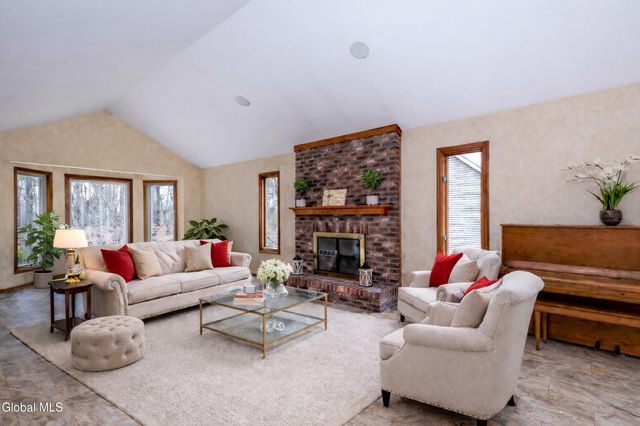 42 Deer Run Hollow, Halfmoon, NY 12065