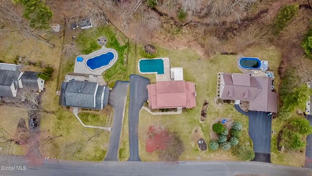 42 Deer Run Hollow, Halfmoon, NY 12065