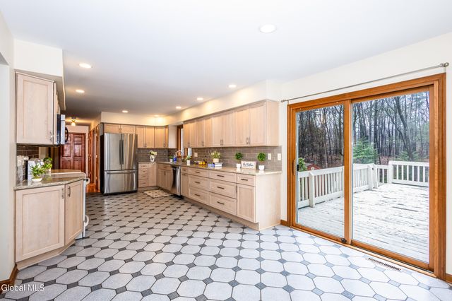 42 Deer Run Hollow, Halfmoon, NY 12065