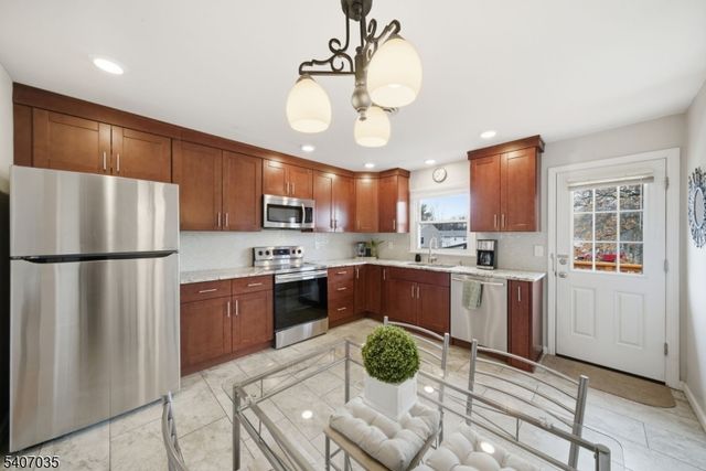 11 Deerfield Rd, Parsippany-troy Hills Twp., NJ 07054