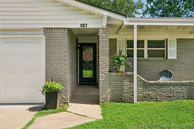 107 W 18th Street, Owasso, OK 74055