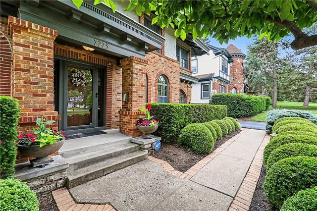 7225 Ward Parkway, Kansas City, MO 64114