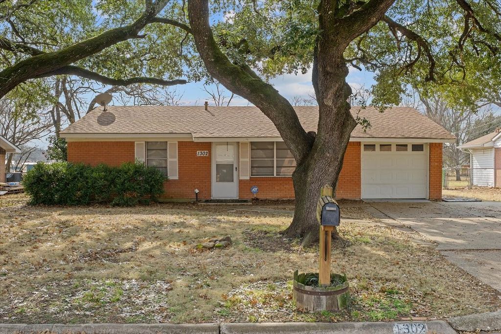 1302 Ann Arbor Drive, Corsicana, TX 75110